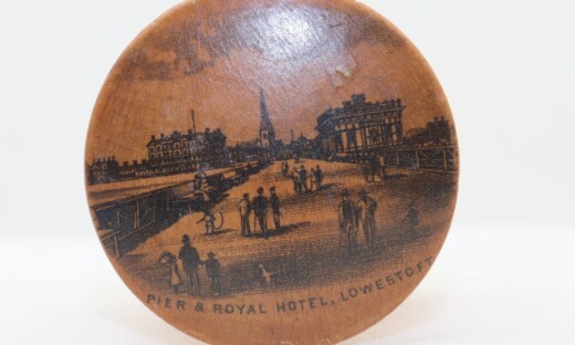 Mauchline ware box - Pier and Royal Hotel Lowestoft