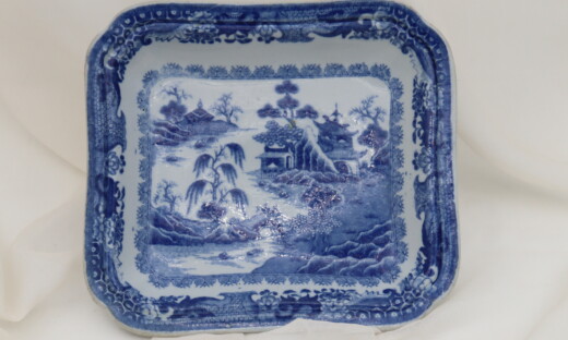 Blue and white willow pattern tureen base by Turner