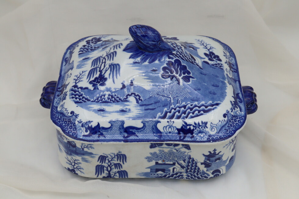Blue and white tureen att. to Turner's of Lane End